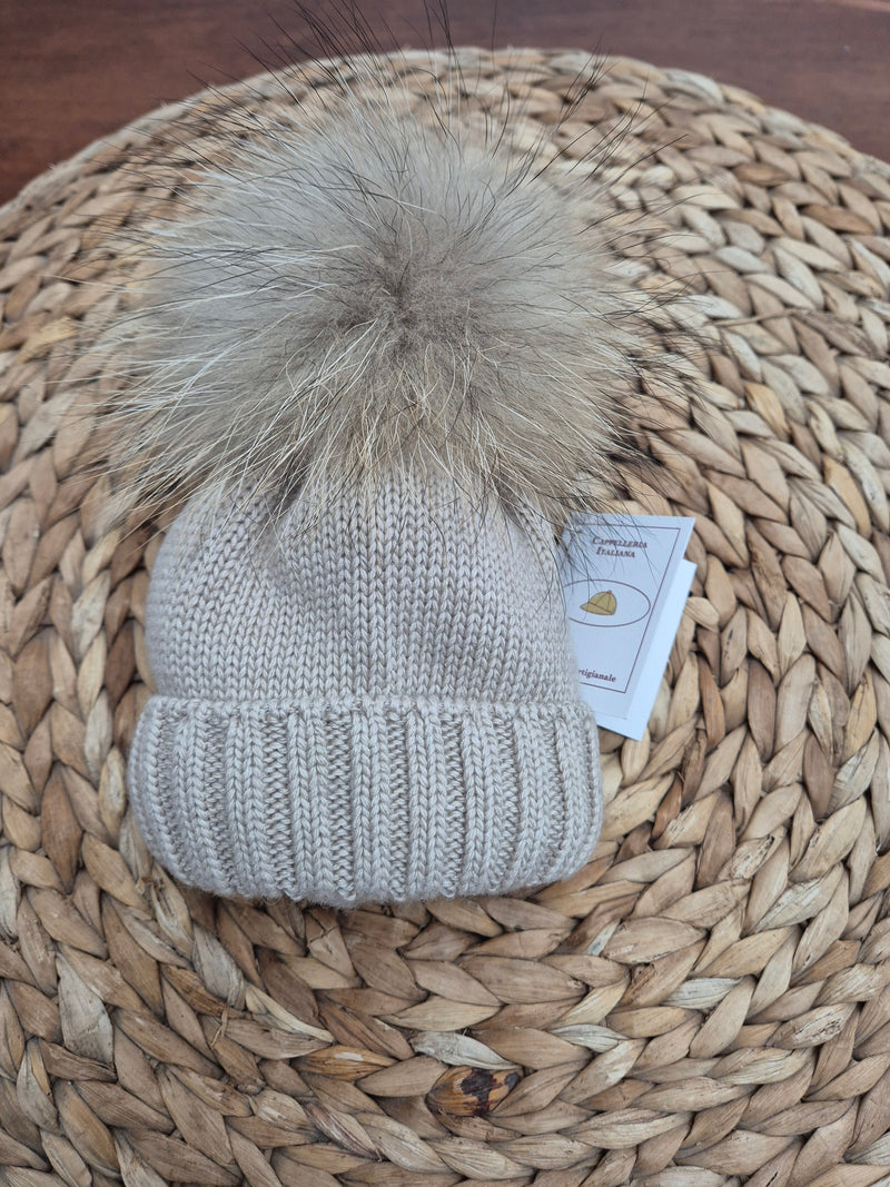 Cappello con pompon in volpe