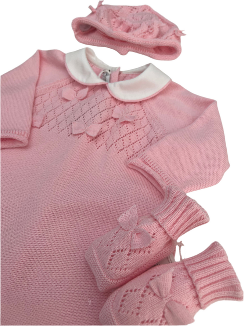 Tutina in filo fiocchi con cappellino e babbucce