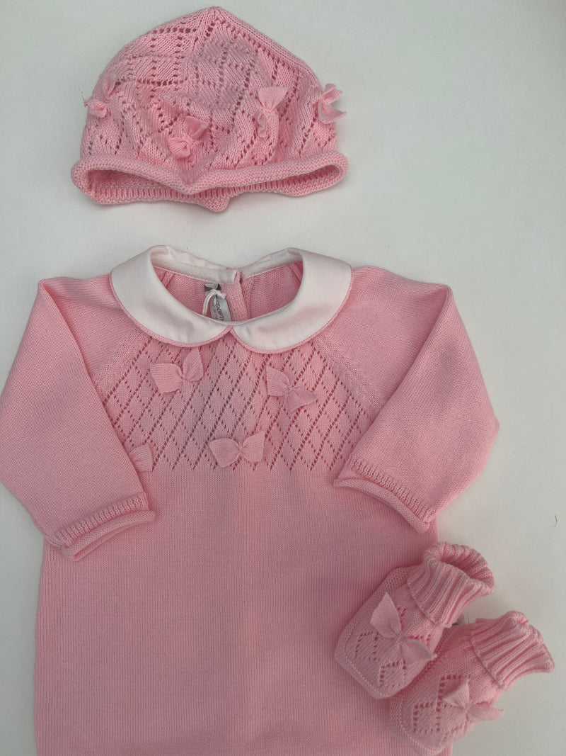 Tutina in filo fiocchi con cappellino e babbucce