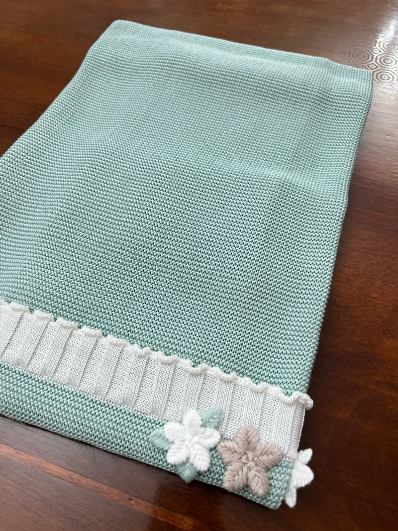 Coperta in filo con fiori applicati