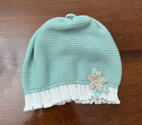 Cappellino in filo con fiore applicato