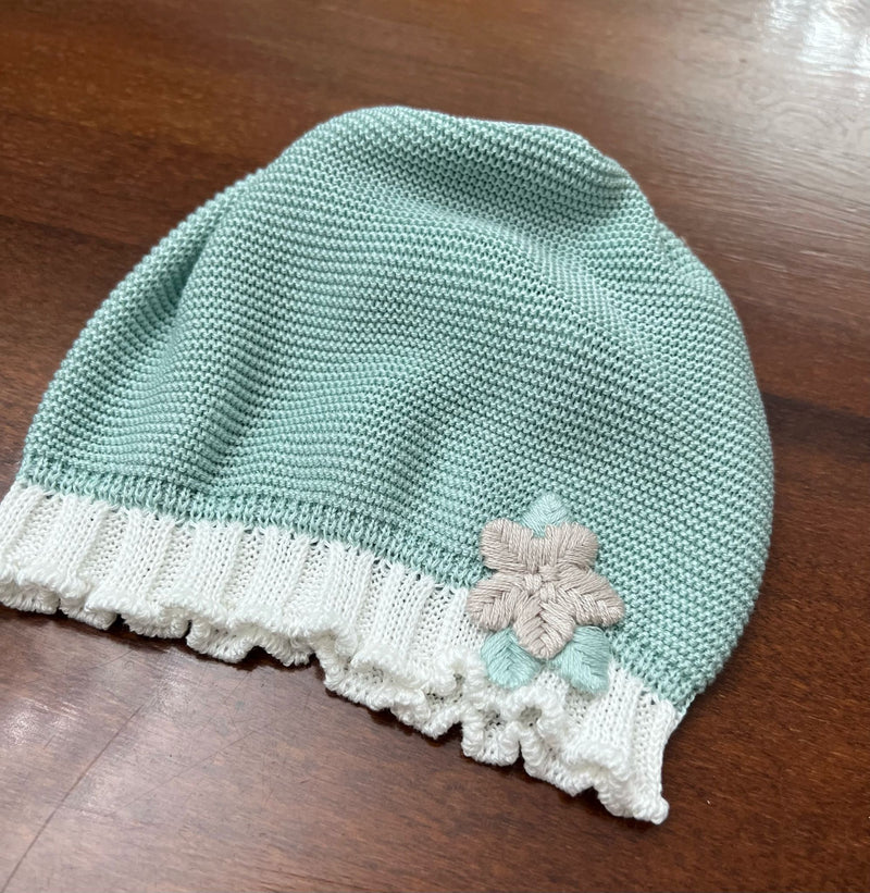 Cappellino in filo con fiore applicato