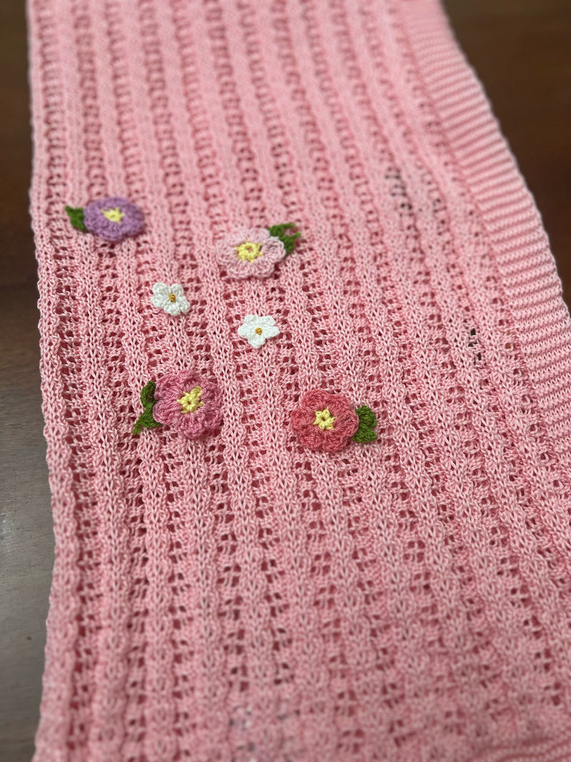 Coperta in filo traforata con fiori multicolor