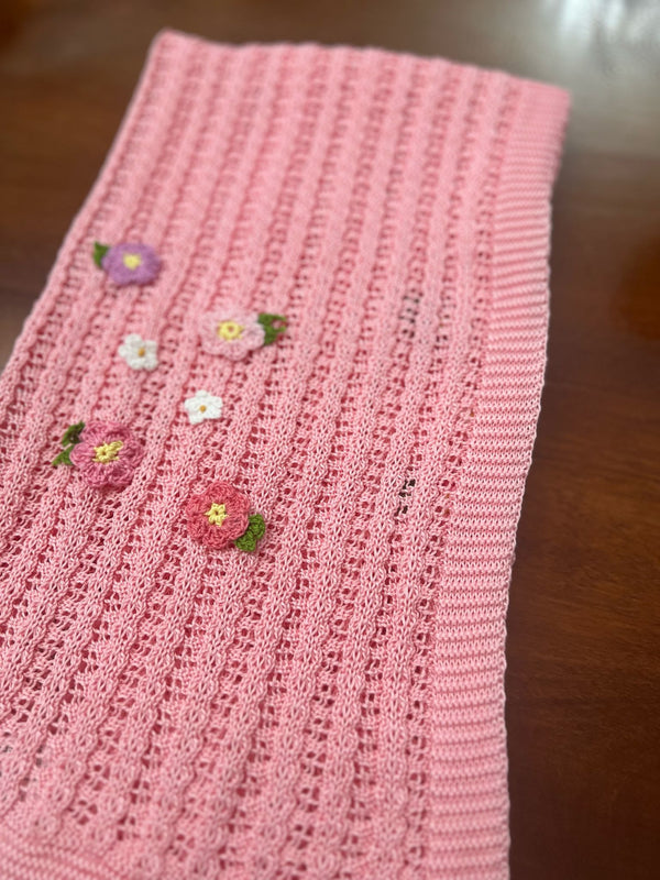 Coperta in filo traforata con fiori multicolor