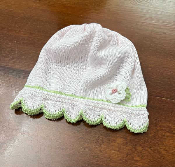 Cappellino in filo con fiori