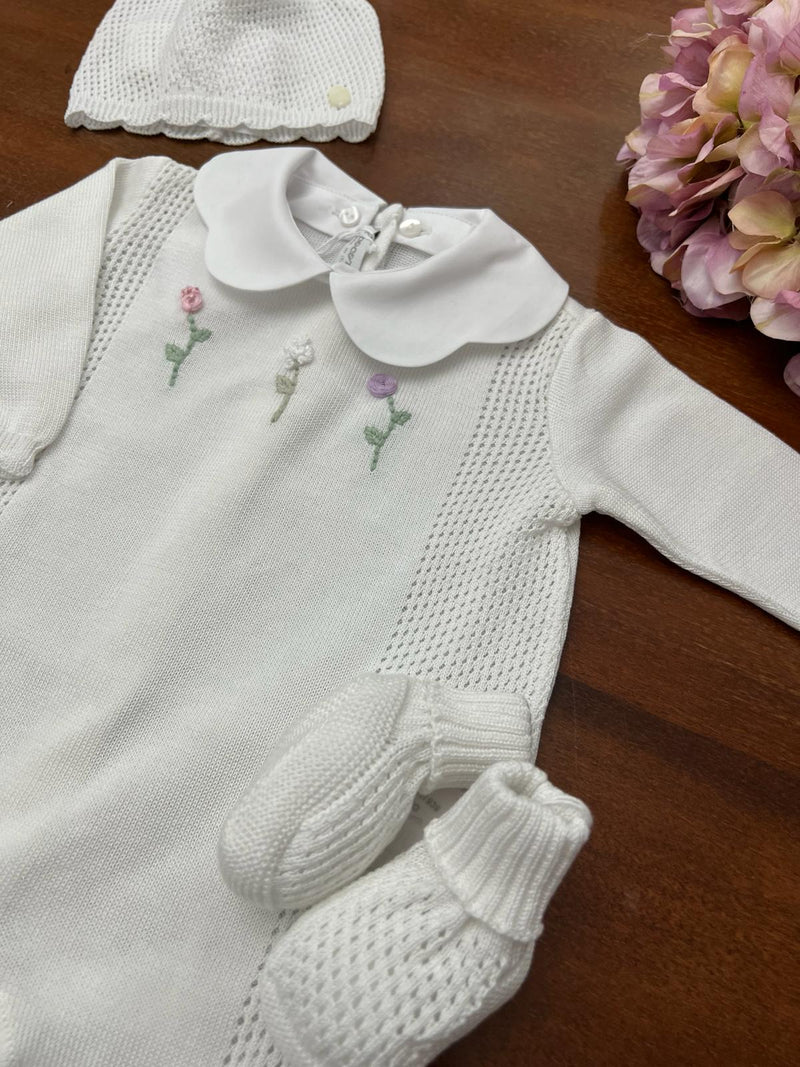 Tutina con cappellino e babbucce in filo con fiori multicolor