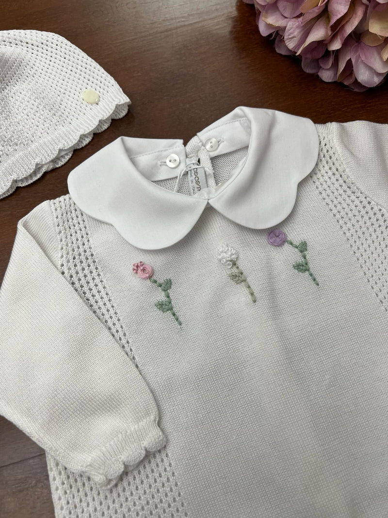 Tutina con cappellino e babbucce in filo con fiori multicolor