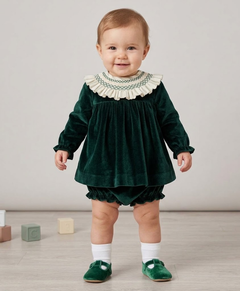 Abito con culotte in velluto verde indossato