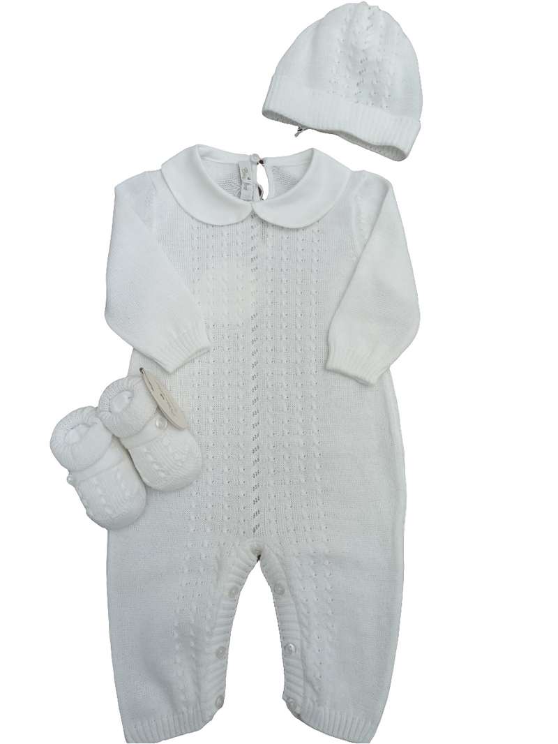 Tutina con cappellino e babbucce in filo treccia e trafori