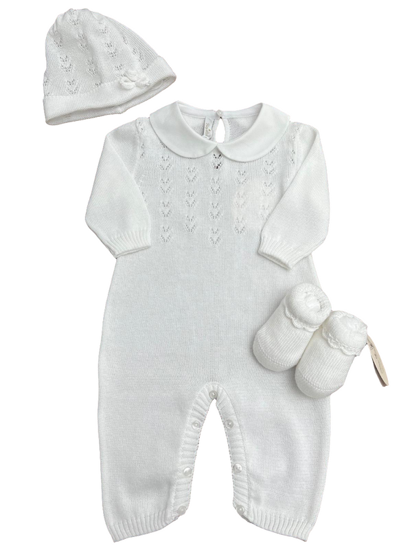 Tutina con cappellino e babbucce in filo con trafori