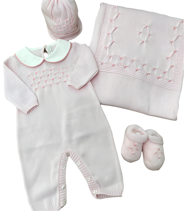 Tutina con cappellino e babbucce in filo punto smock