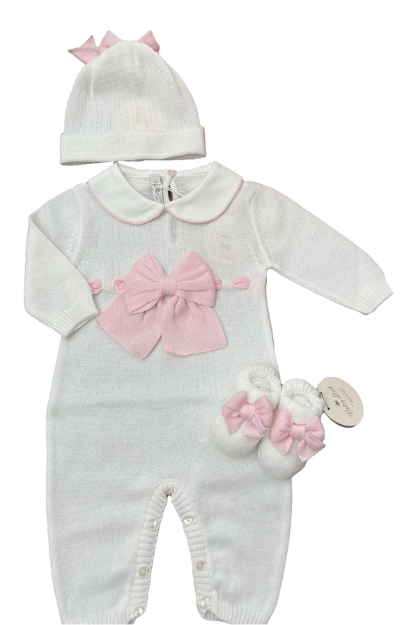 Tutina con cappellino e babbucce in filo fiocco