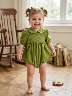Bambina con pagliaccetto in velluto verde con punto smock Mercadante 1939