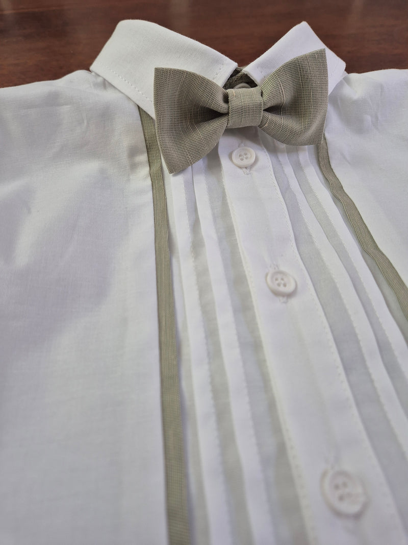 Completo elegante camicia salopette e papillon